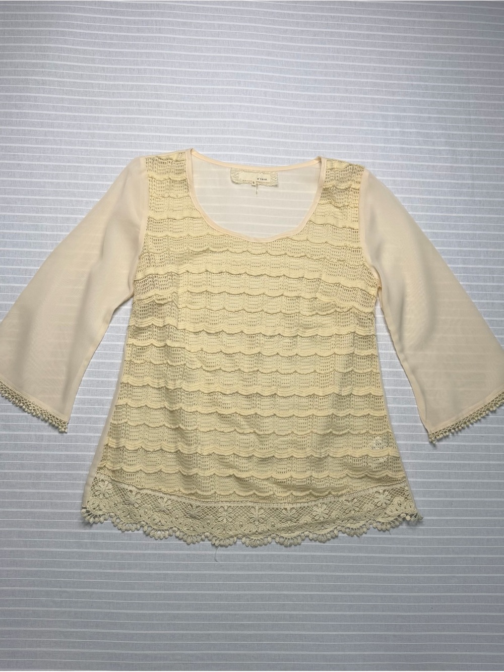 A’Reve Cream Lace Sheer Bell Sleeve Boho Top – Size Small 🤍